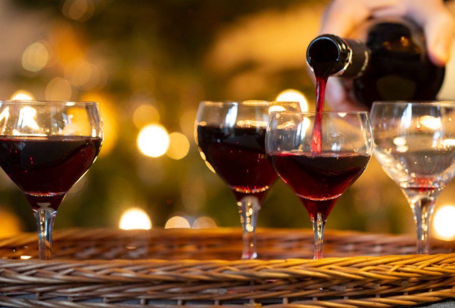 czerwone wino nalewane do kieliszków