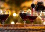czerwone wino nalewane do kieliszków
