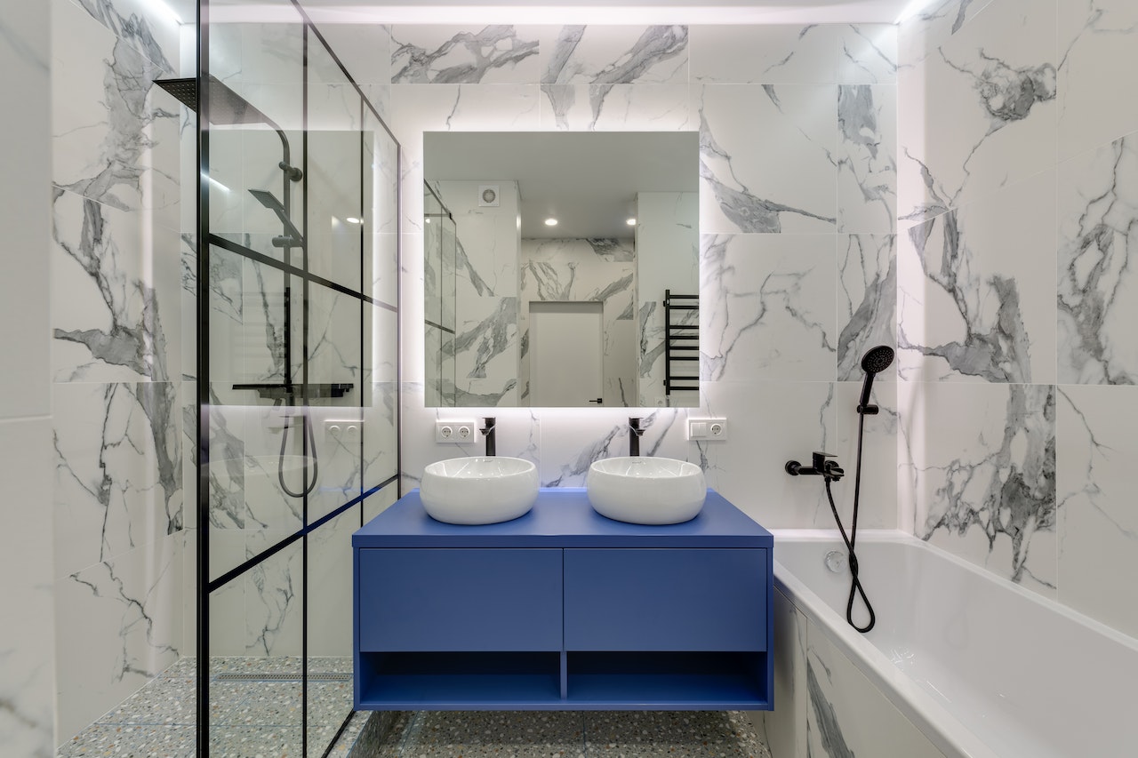 Nowoczesny design w łazience: Estetyka deszczownic natynkowych
