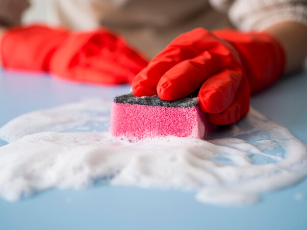 Jak skutecznie czyścić domowe powierzchnie z użyciem ścierki z mikrofibry?